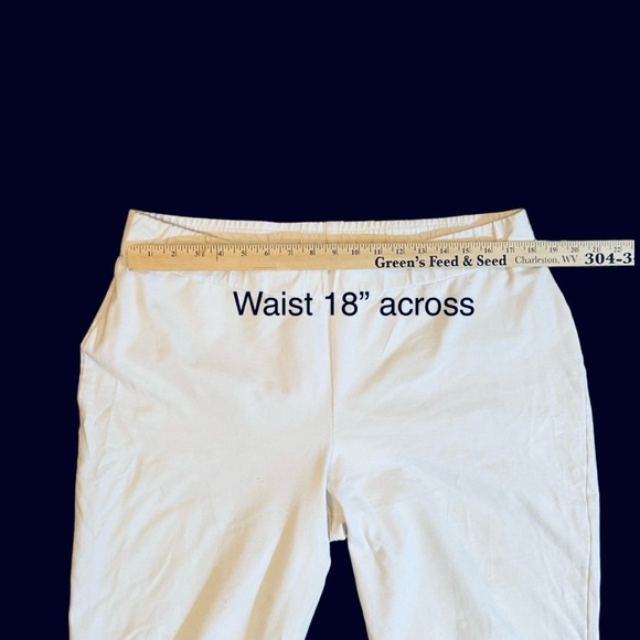 Women With Control Petite Pull-On Capri Pants. White. 1X Petite - Picture 5 of 12